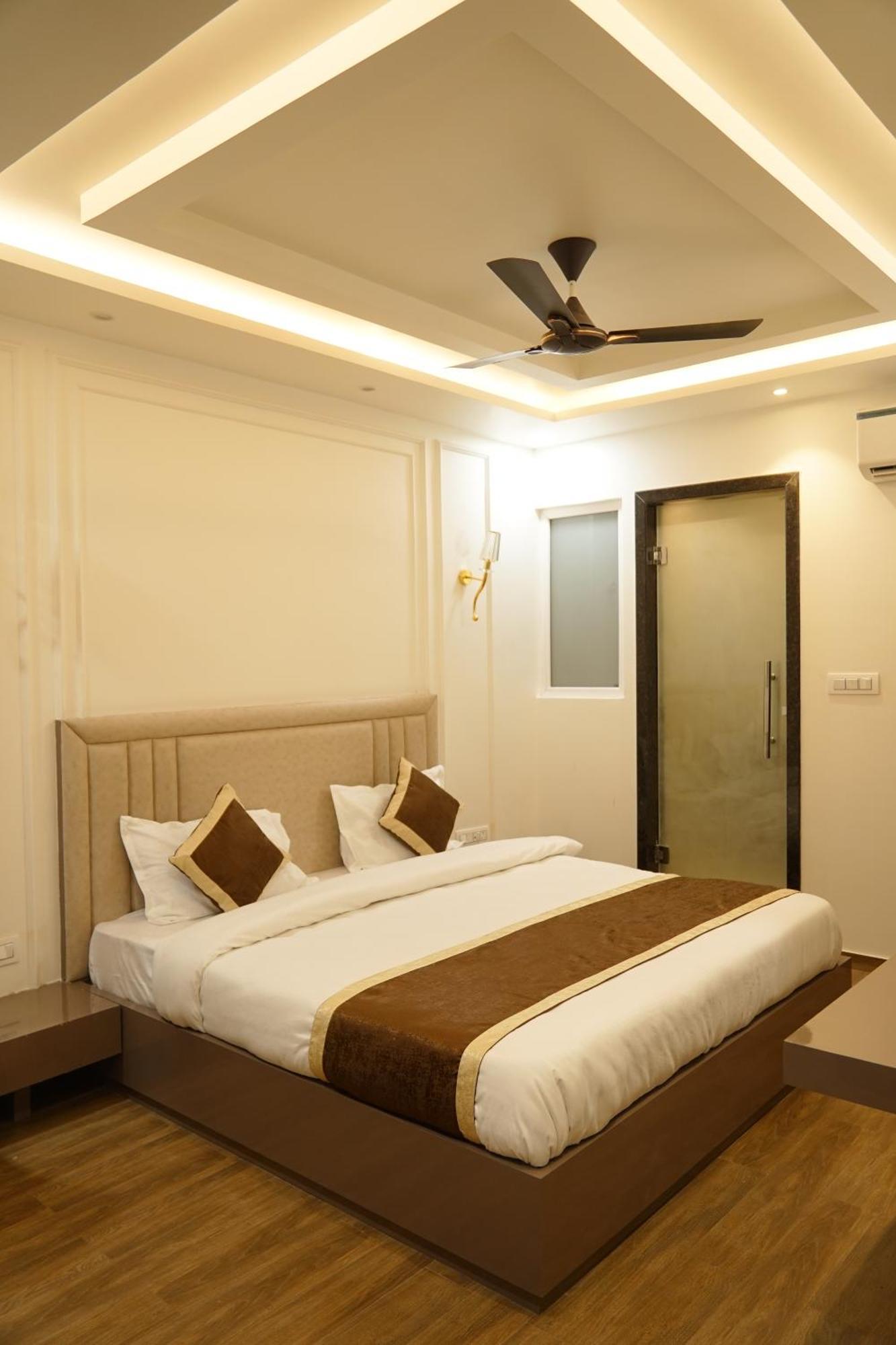 Hotel Kartar Grand 坎普尔 外观 照片