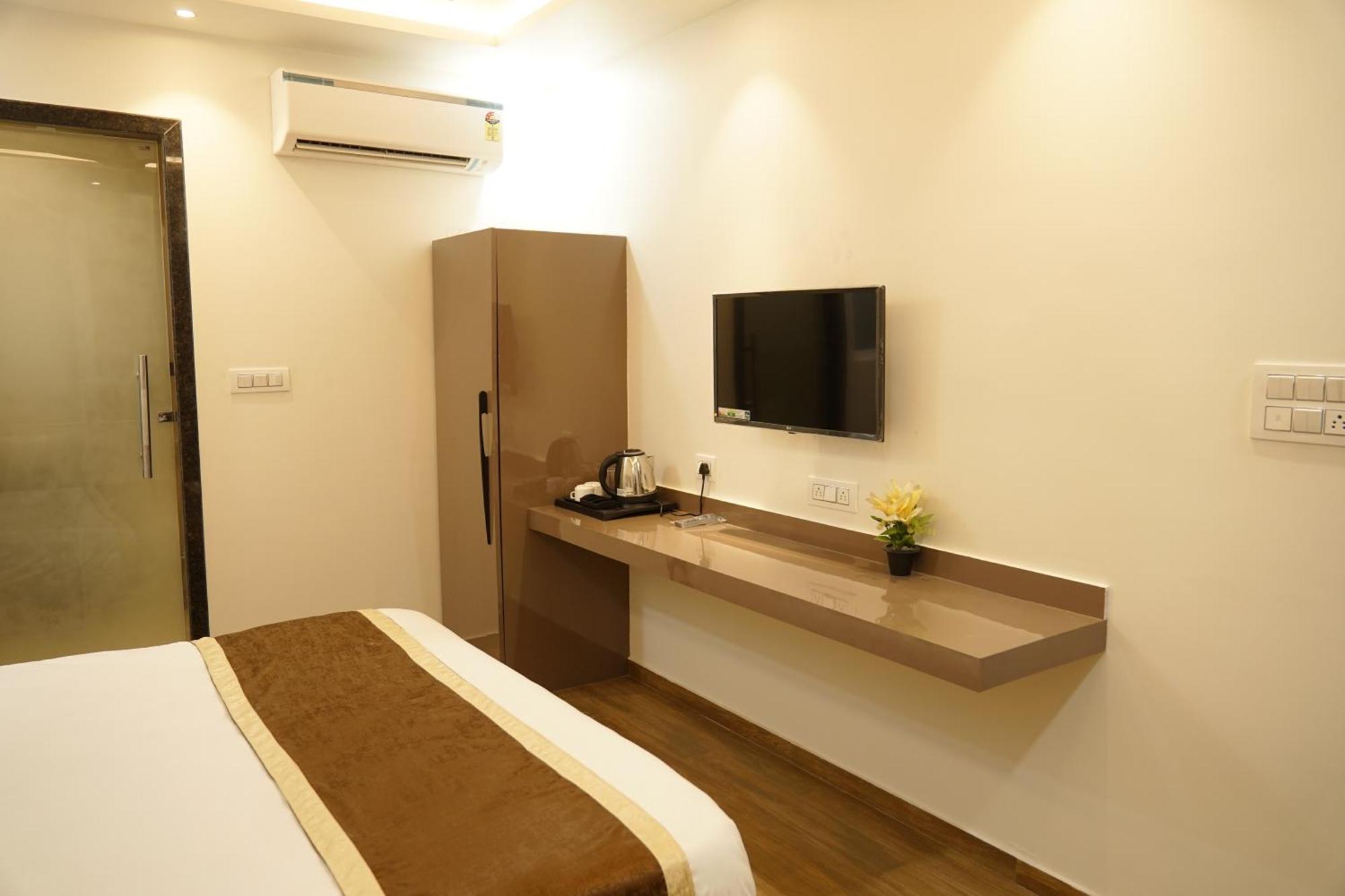 Hotel Kartar Grand 坎普尔 外观 照片