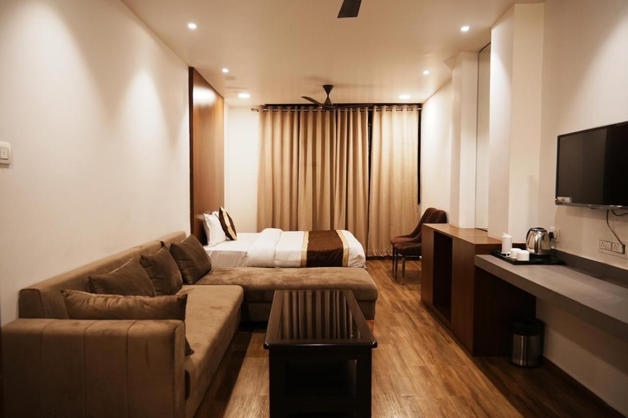 Hotel Kartar Grand 坎普尔 外观 照片