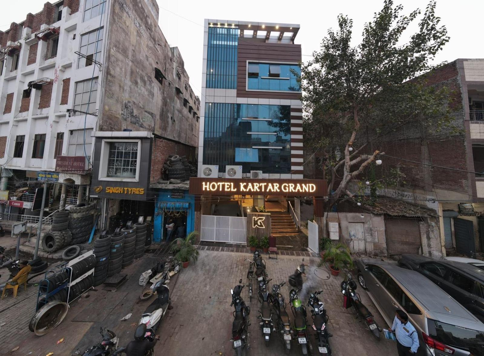 Hotel Kartar Grand 坎普尔 外观 照片